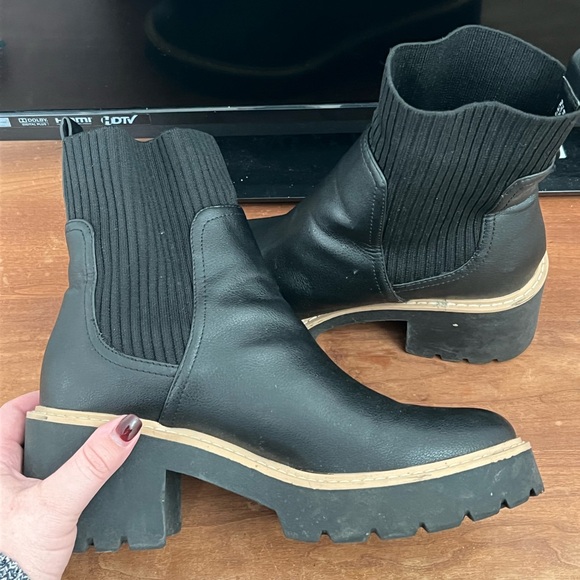 Black boots - Picture 2 of 3